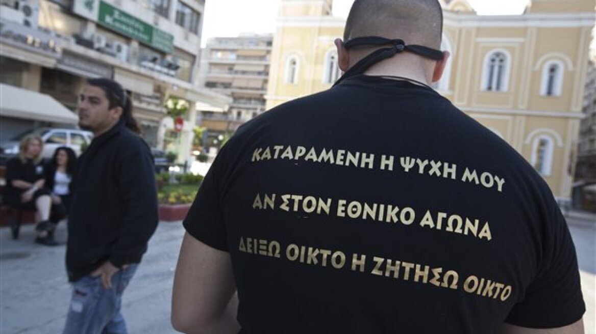 Οπαδός της Χρυσής Αυγής χτύπησε μετανάστη μέσα σε λεωφορείο 