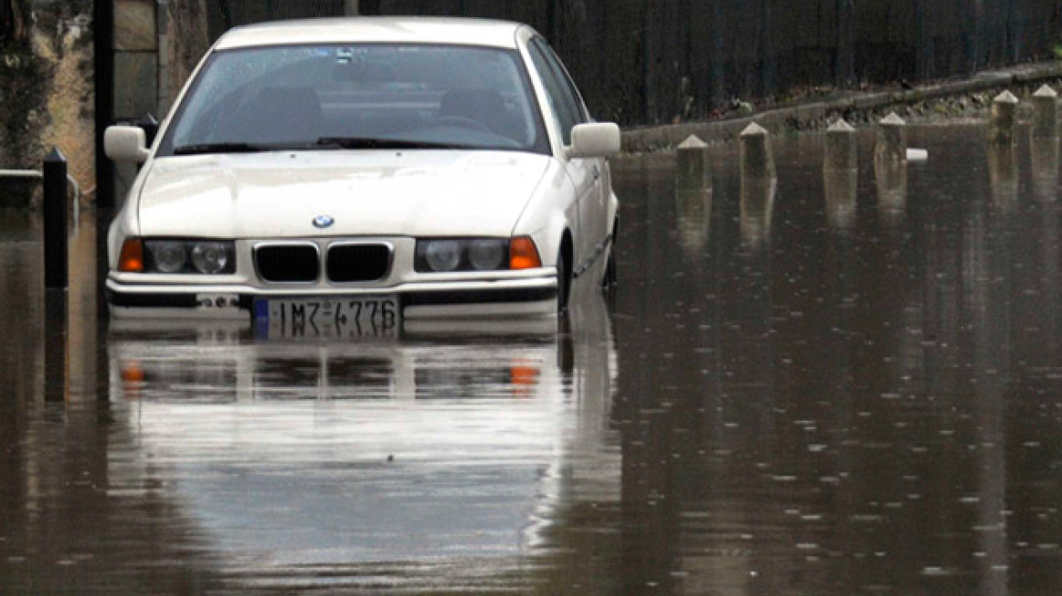 Ένας νεκρός και σοβαρά προβλήματα σε όλη τη χώρα από την κακοκαιρία