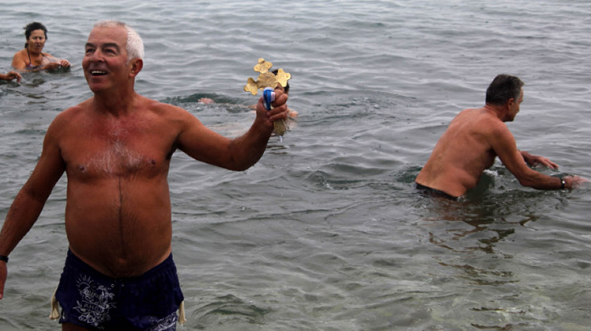 Με λαμπρότητα ο καθαγιασμός των υδάτων σε ολόκληρη τη χώρα