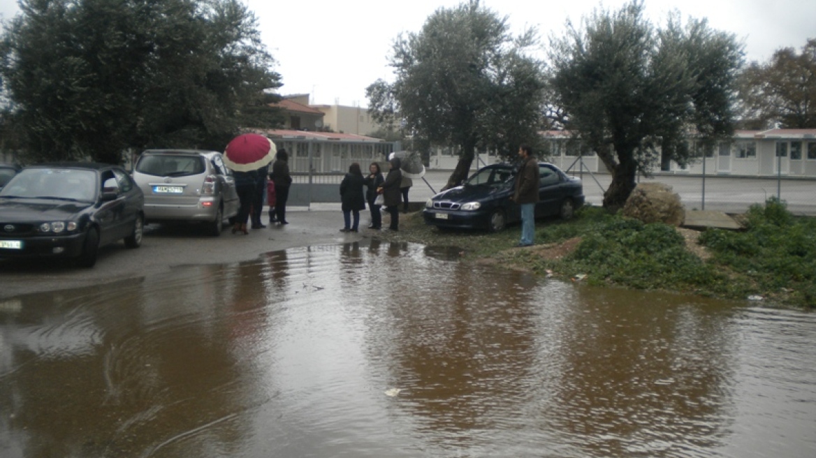 «Βαρκάδα» στην είσοδο σχολείου της Αμαλιάδας