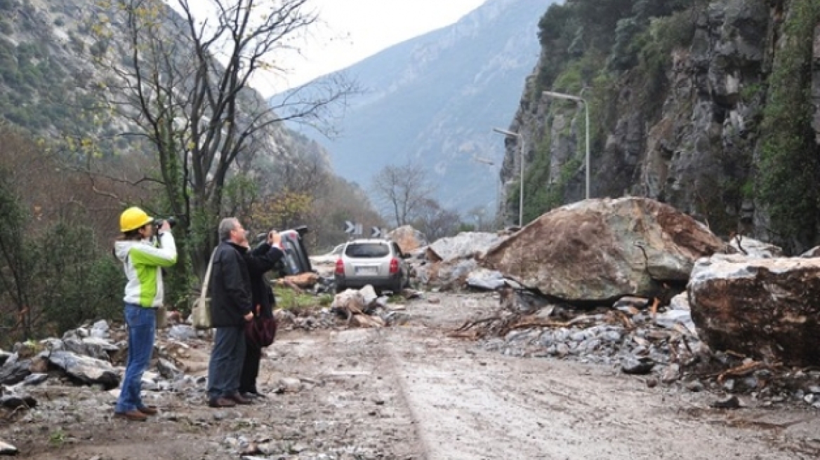 Κλειστή η παλαιά Ε.Ο. Πατρών - Κορίνθου από πτώση βράχου