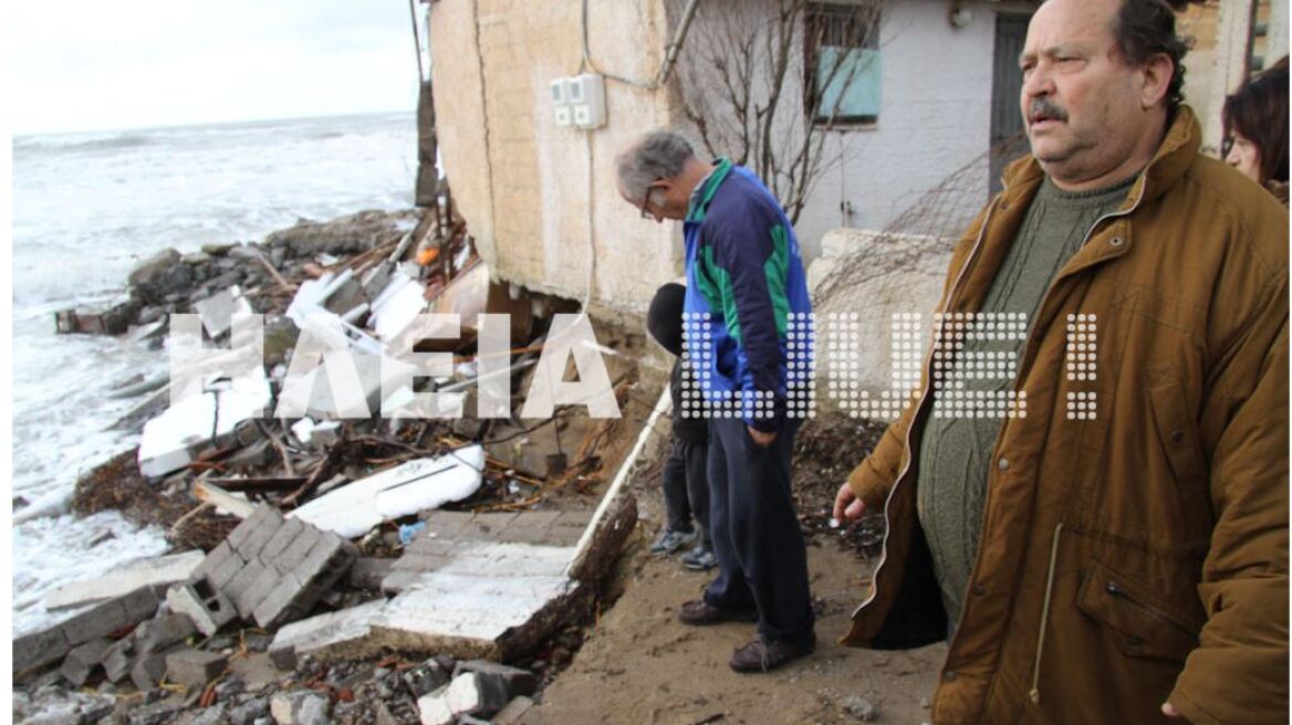 Ηλεία: Η θάλασσα παρέσυρε και κατάστρεψε σπίτια 