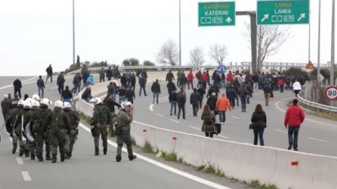 Κυβερνητική σύσκεψη για τα μπλόκα των αγροτών 