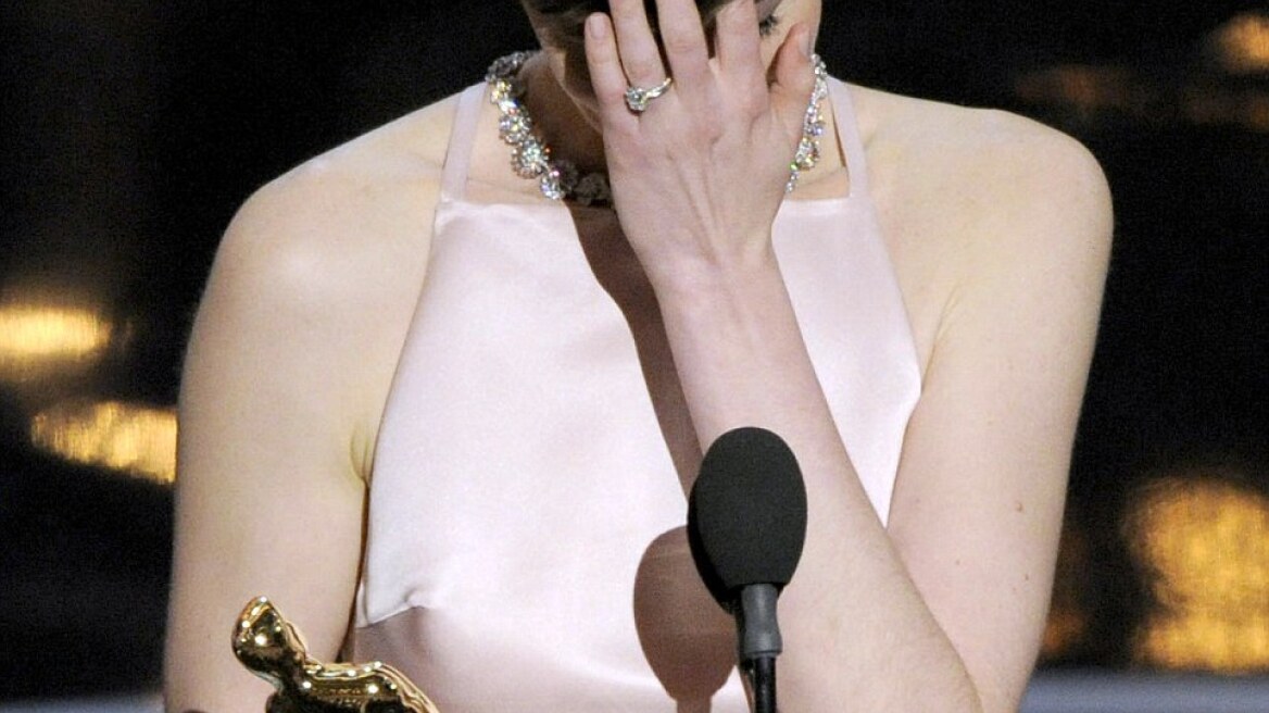 Όσκαρ 2013: Τα κλάματα της Anne Hathaway για τo βραβείο Β΄Γυναικείου Ρόλου