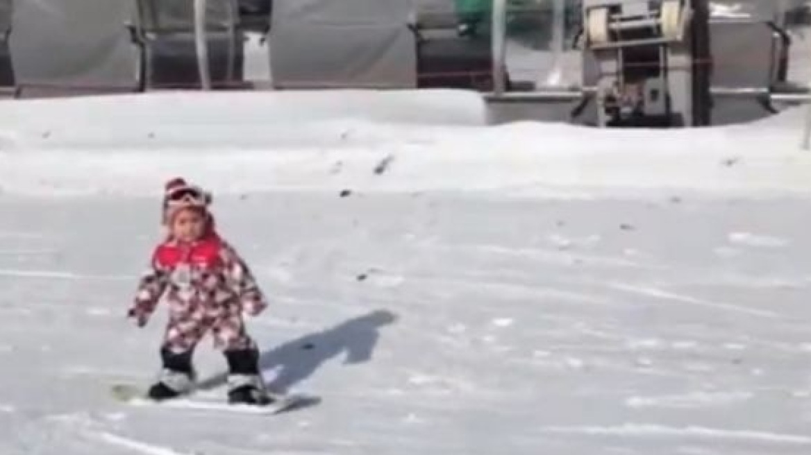 Δεν έχει κλείσει ακόμη τα δύο και κάνει snowboard!