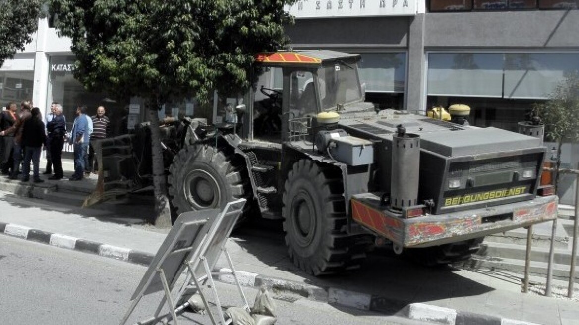 Με μπουλντόζα έξω από τράπεζα στην Κύπρο!