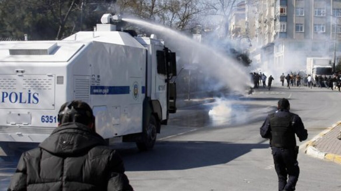 Τουρκία: Η αστυνομία έριξε δακρυγόνα σε διαδήλωση Σύρων προσφύγων