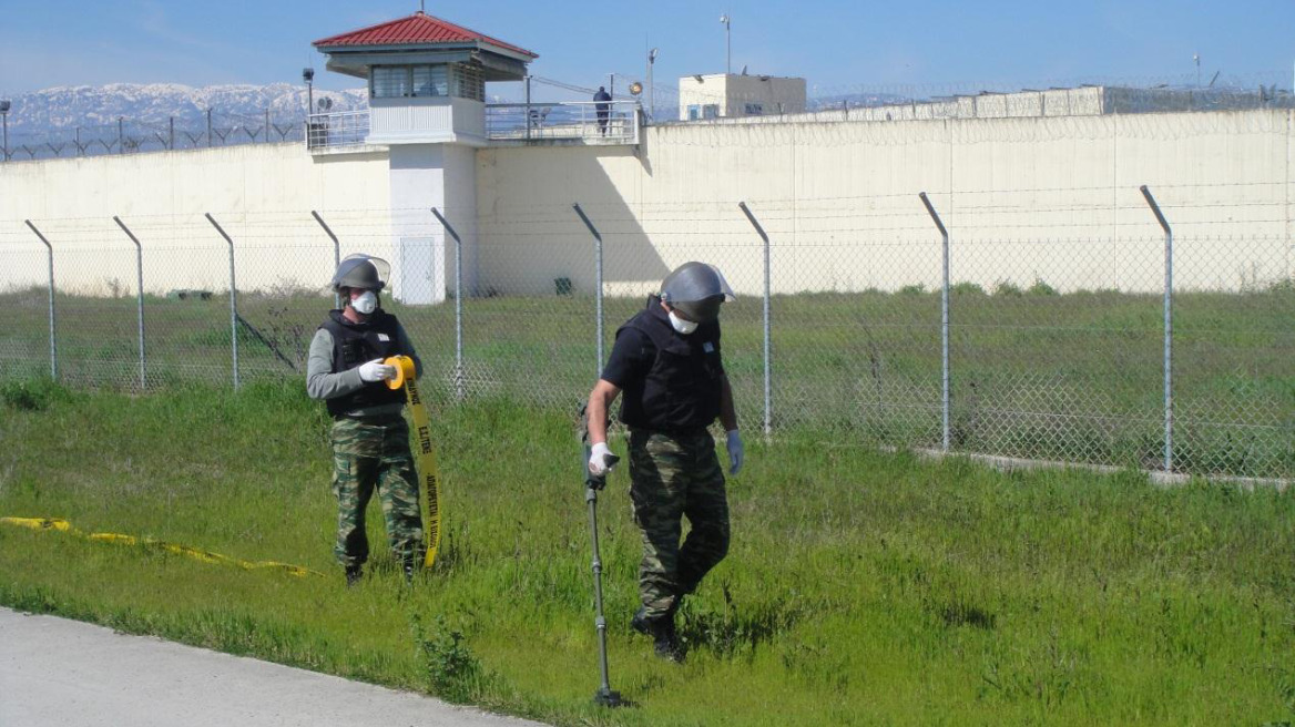 Βρήκαν 18 χειροβομβίδες στις φυλακές Τρικάλων