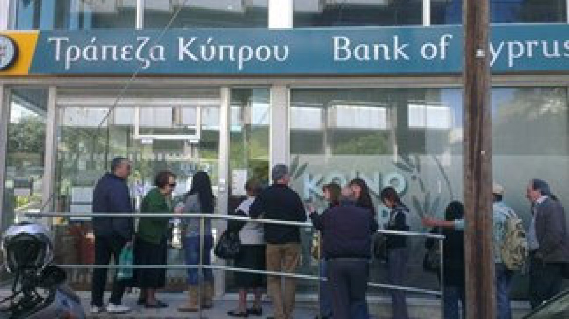 Queues and police at the reopening of banks in Cyprus