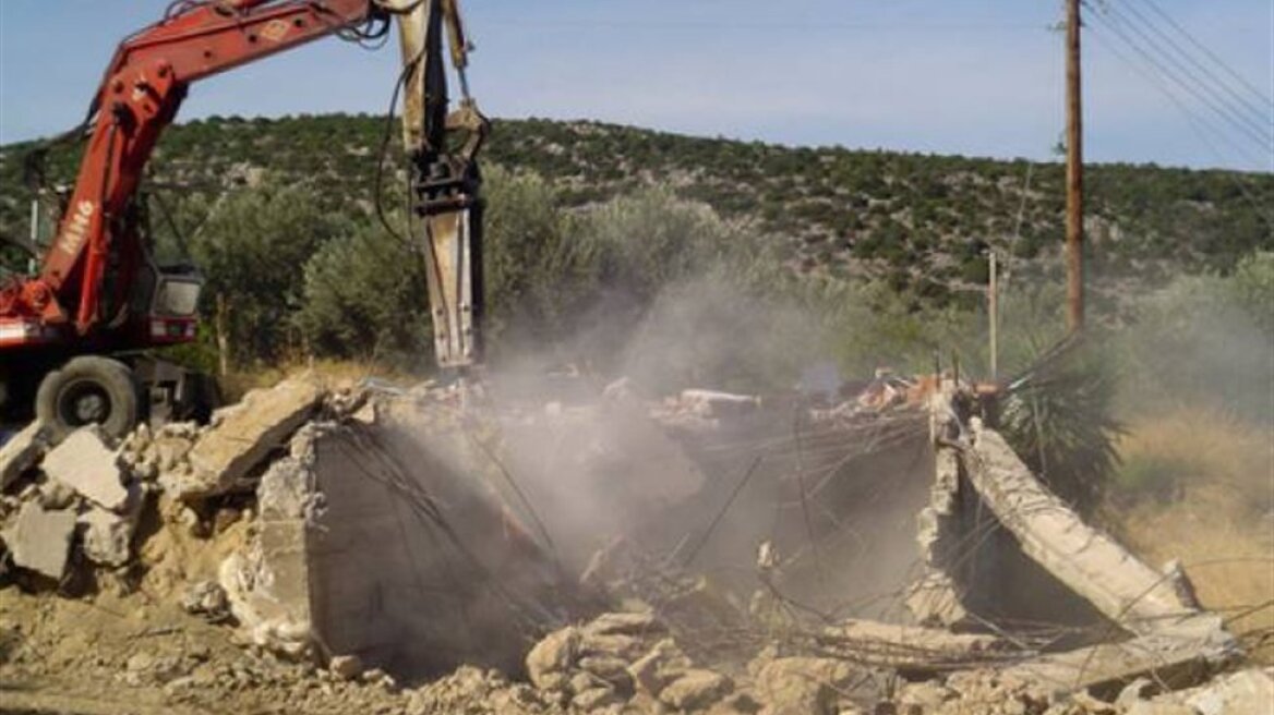 Διχάζουν την συγκυβέρνηση οι κατεδαφίσεις αυθαιρέτων 