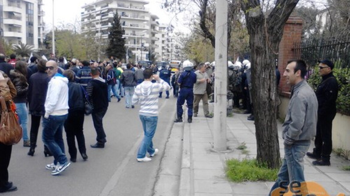 Θεσσαλονίκη: Ένταση στη συγκέντρωση για τα μεταλλεία 