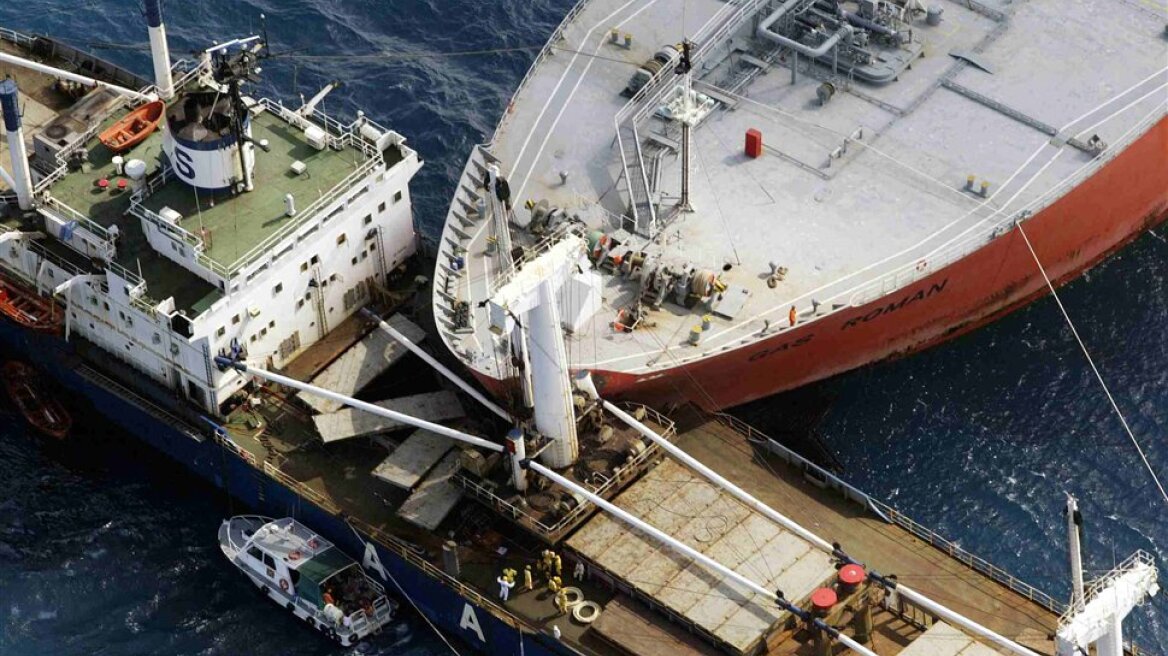 Ship sunk off of Methoni - 10 missing (2 dead)