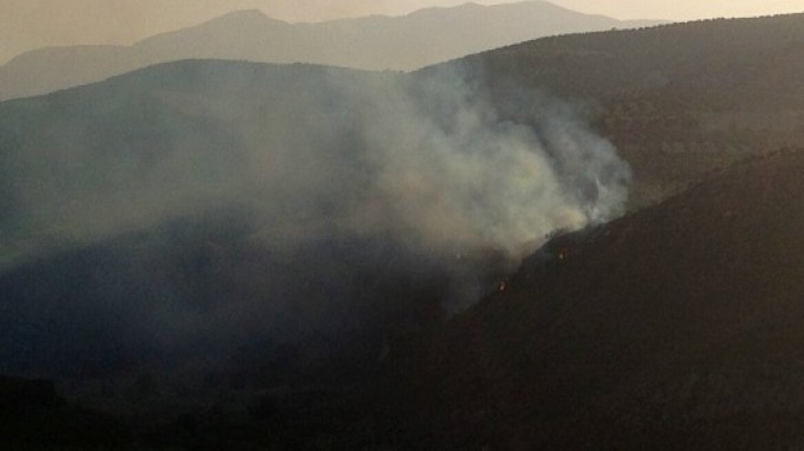 Πυρκαγιά σε δύσβατη περιοχή στο Ηράκλειο Κρήτης 