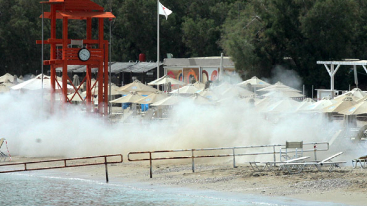 Δείτε φωτογραφίες από την ελεγχόμενη έκρηξη στην πλαζ Βουλιαγμένης