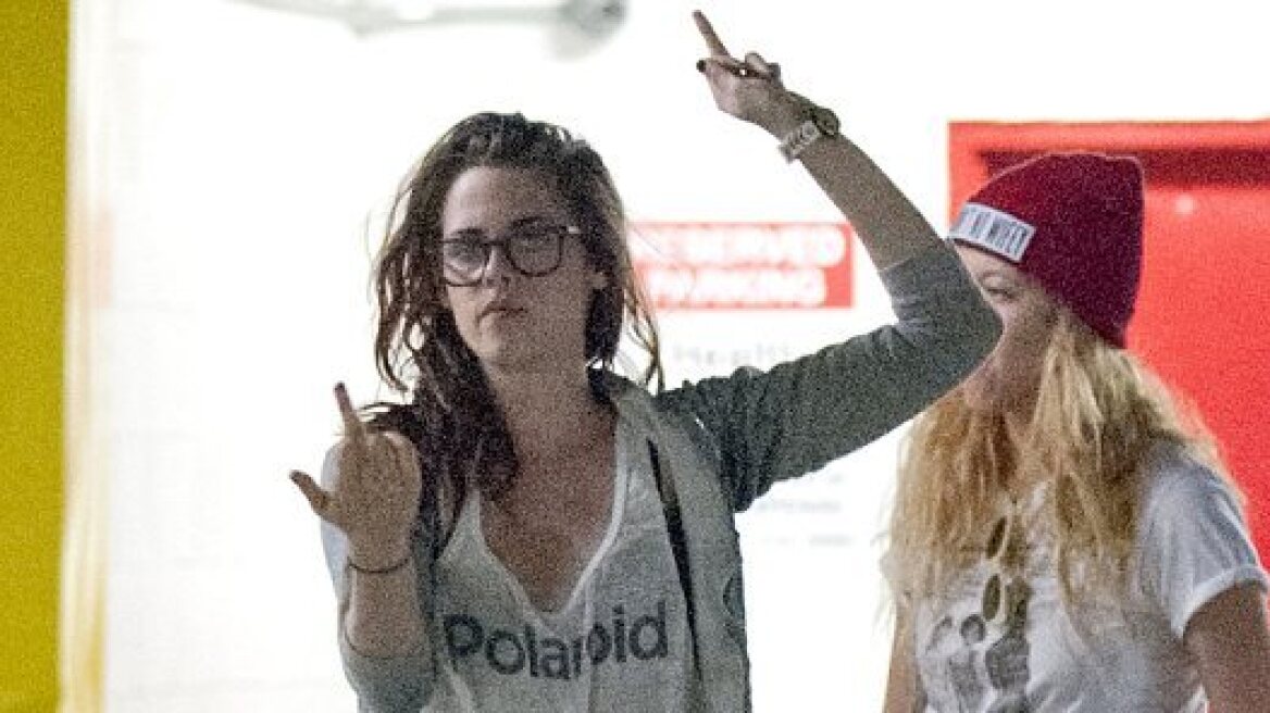 Οι άσεμνες χειρονομίες της Kristen Stewart στο φακό!