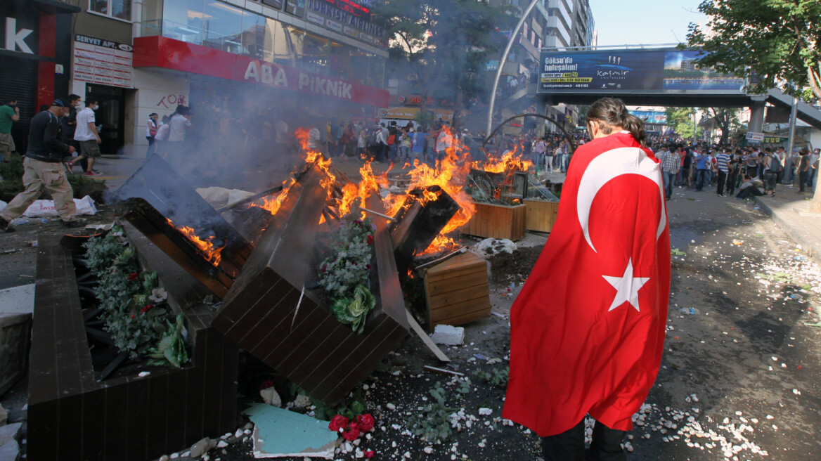 Οι σπίθες που άναψαν τις φωτιές στην Τουρκία 