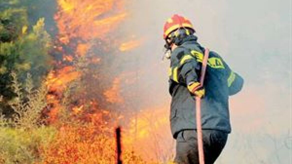 Πυρκαγιά απειλεί εργοστάσιο λαδιών και επιχειρήσεις στο Ηράκλειο Κρήτης 