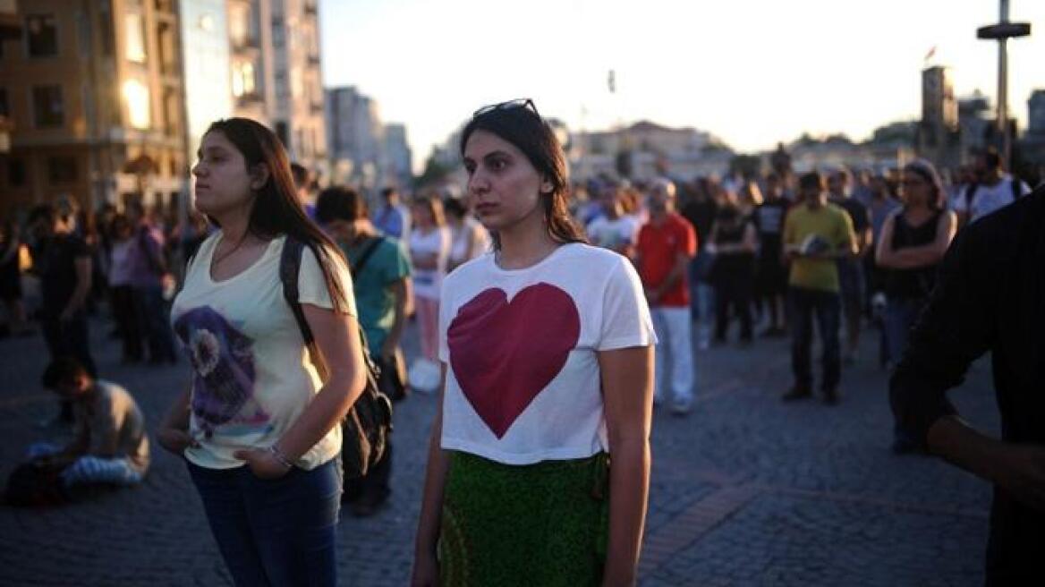 Τουρίστες και κάτοικοι κυκλοφορούν και πάλι στην πλατεία Ταξίμ