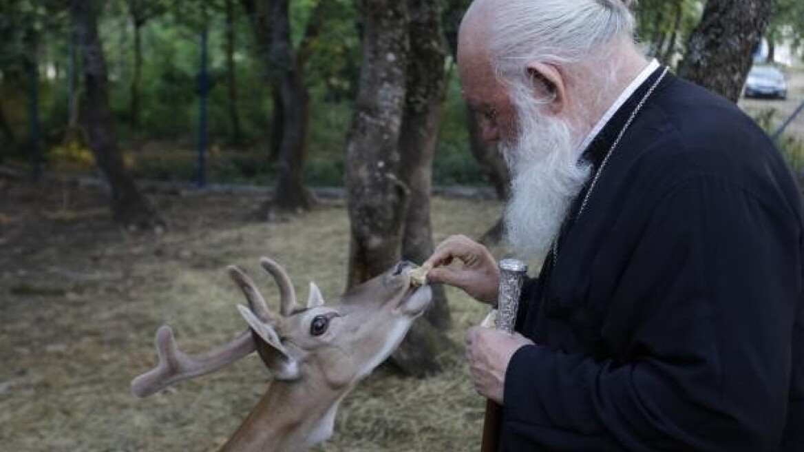 Στιγμές χαλάρωσης για τον Αρχιεπίσκοπο στο φυλάκιο Δοϊράνης