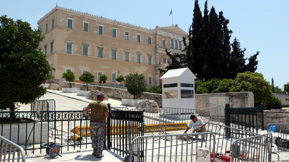 Δείτε φωτογραφίες: Βάζουν κάγκελα στη Βουλή