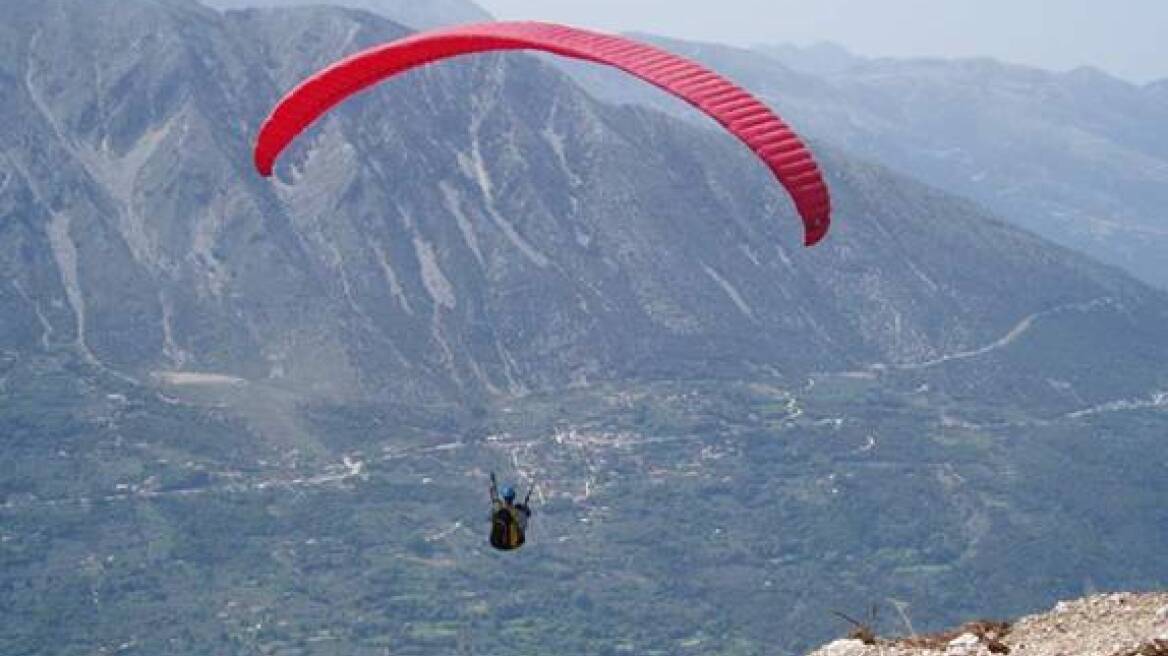 Κρεμόταν επί ώρες πάνω από χαράδρα 30 μέτρων!