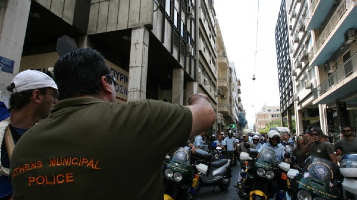 Συγκέντρωση απεργών έξω από το δημαρχείο της Αθήνας 