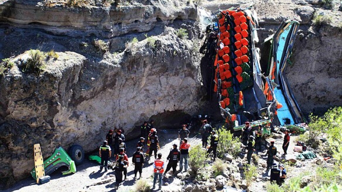 Δεκαέξι νεκροί από πτώση λεωφορείου σε γκρεμό στο Περού