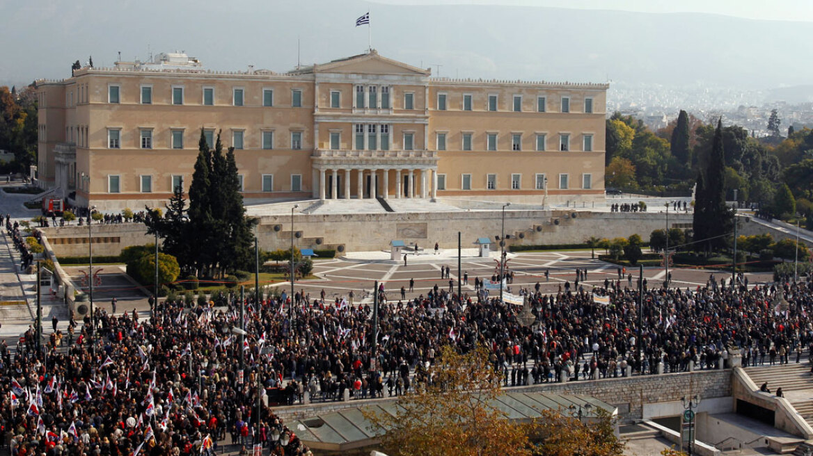 Σε απεργιακό «κλοιό» η χώρα 