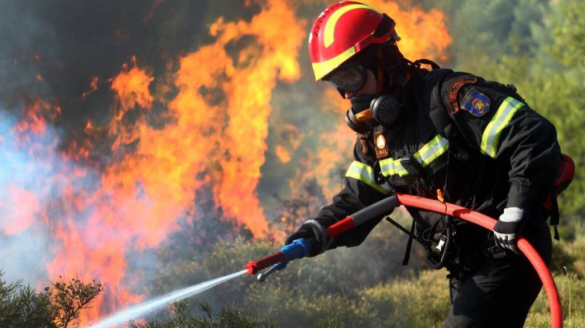 Μεγάλη πυρκαγιά στα Χανιά απειλεί σπίτια 