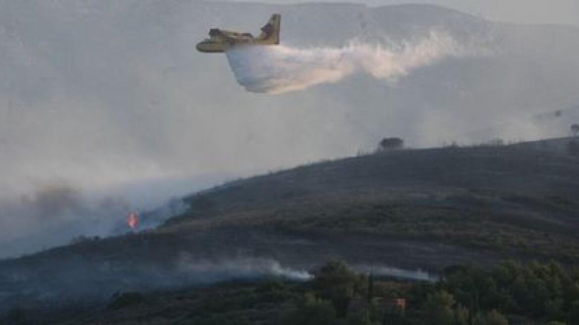 Σε ύφεση η φωτιά στην Πάρνηθα, σε επιφυλακή η Πυροσβεστική 