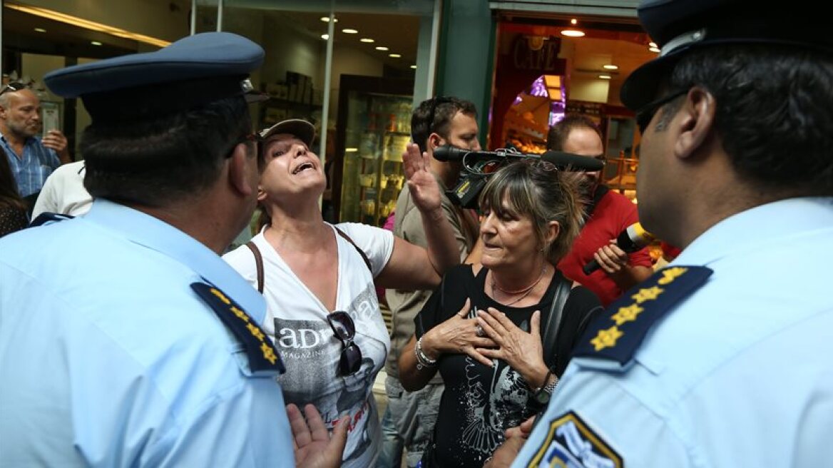 Αποδοκιμασίες και συνθήματα κατά την άφιξη Σόιμπλε στο υπ. Οικονομικών 