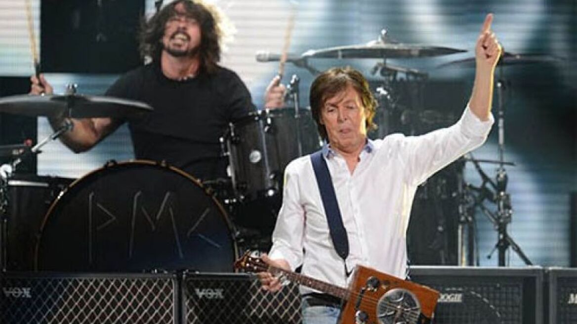 Βίντεο: O Paul McCartney ροκάρει μαζί με τους Nirvana!