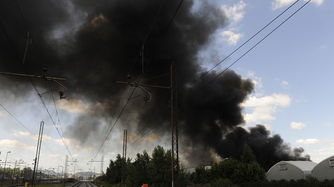 Μαίνεται η πυρκαγιά σε εργοστάσιο ανακύκλωσης στη Σλοβενία 