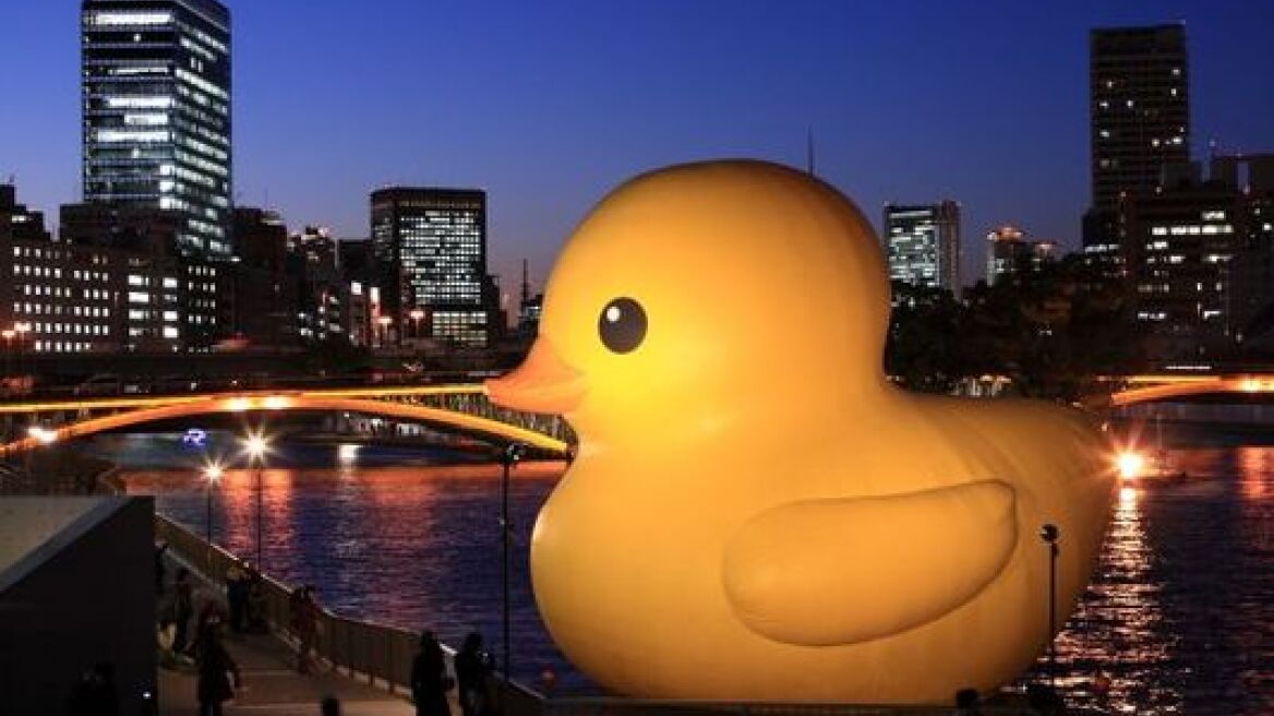 Rubber Duck: Πελώριο παπί, ύψους 18 μέτρων, έπιασε «λιμάνι» στην Ταϊβάν