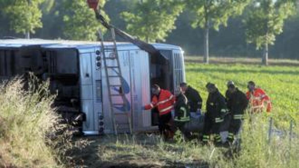 Ιταλία: Πτώση 30 μέτρων έκανε τουριστικό λεωφορείο 