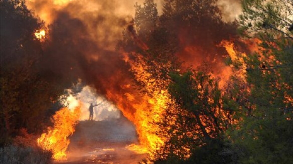 Συνεχίζεται η μάχη με τις φλόγες σε Ρόδο και Κρήτη- «Ελαφρώς» καλύτερη εικόνα στα μέτωπα 