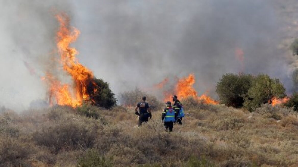 Στα ίχνη των υπαίτιων για τη φωτιά στο πεδίο βολής στις Γούβες η πυροσβεστική