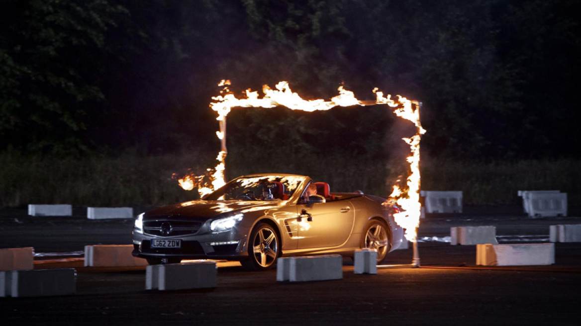 Video: Οδηγώντας την SL63 AMG με δεμένα τα μάτια!