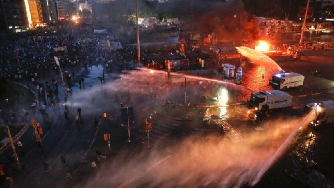 Νέα επεισόδια στην πλατεία Ταξίμ - Τουλάχιστον 10 τραυματίες 