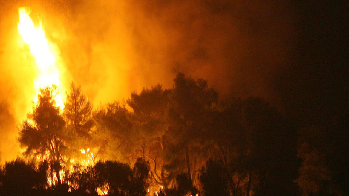 Οι φλόγες συνεχίζουν να καίνε την Άνδρο