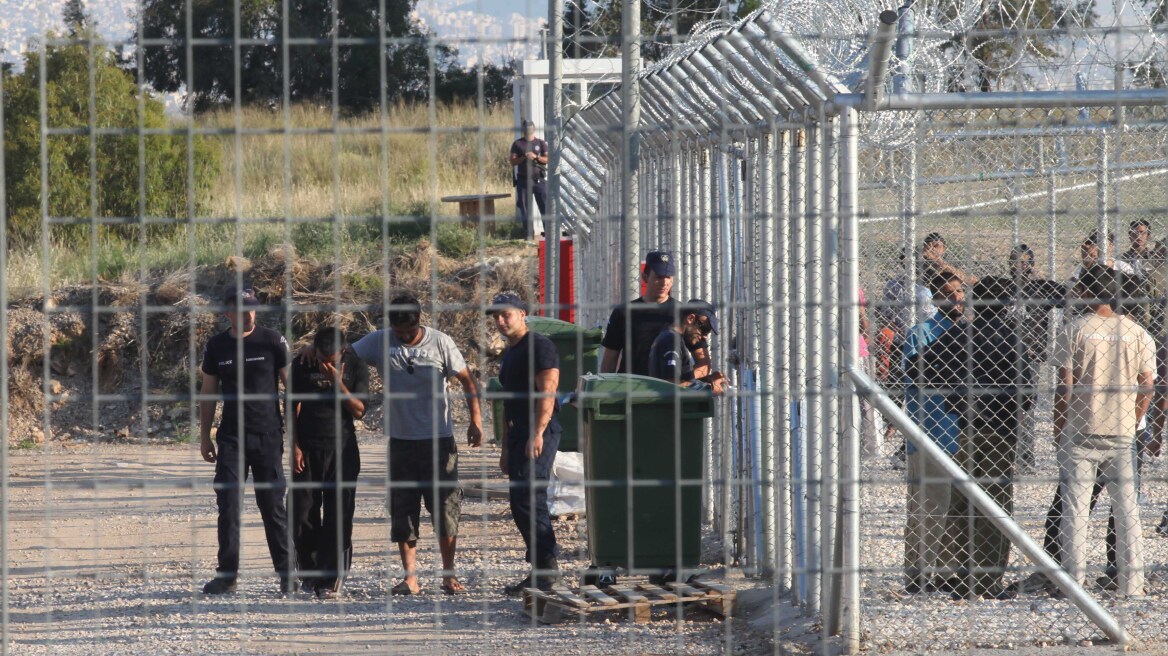 Ράβδοι απο αλουμίνια, σίδερα και σακιά με πέτρες στο κέντρο κράτησης αλλοδαπών στην Κόρινθο