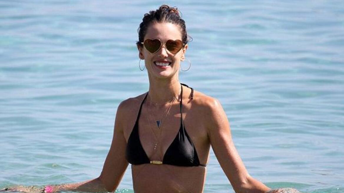 Η Alessandra Ambrosio άναψε «φωτιές» στη Μύκονο