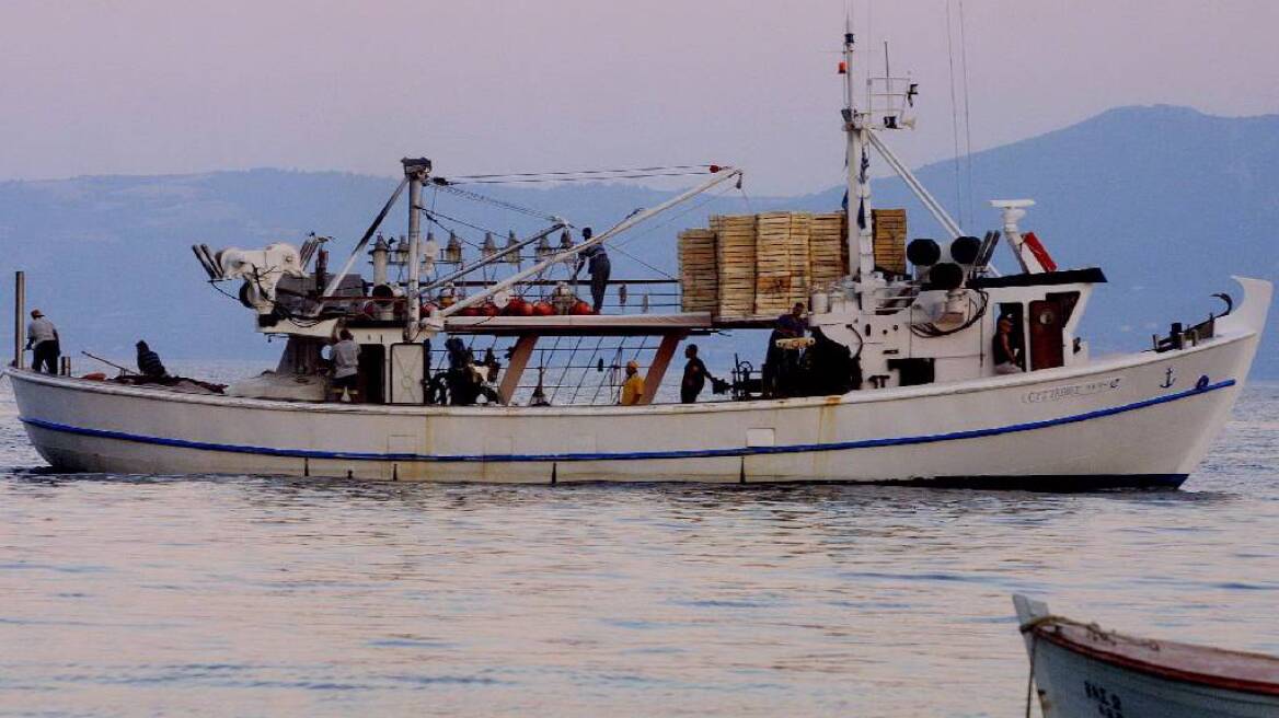 Μισοβυθίστηκε αλιευτικό σκάφος νοτιοδυτικά του Σουνίου