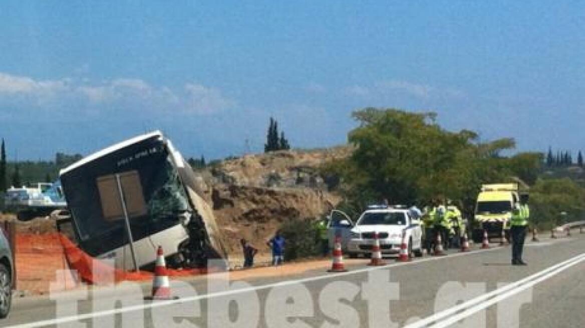 Ένας νεκρός από σύγκρουση λεωφορείου του ΚΤΕΛ με ΙΧ στην Πατρών-Κορίνθου