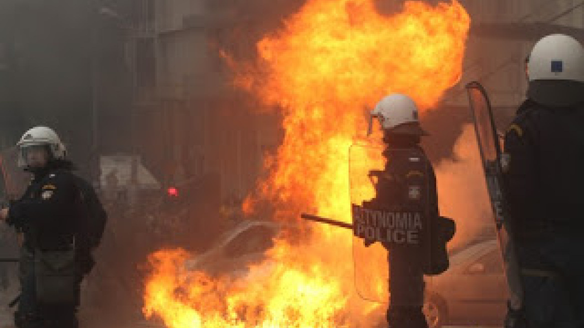 Επίθεση με μολότοφ εναντίον αστυνομικών έξω από τα γραφεία του ΠΑΣΟΚ 