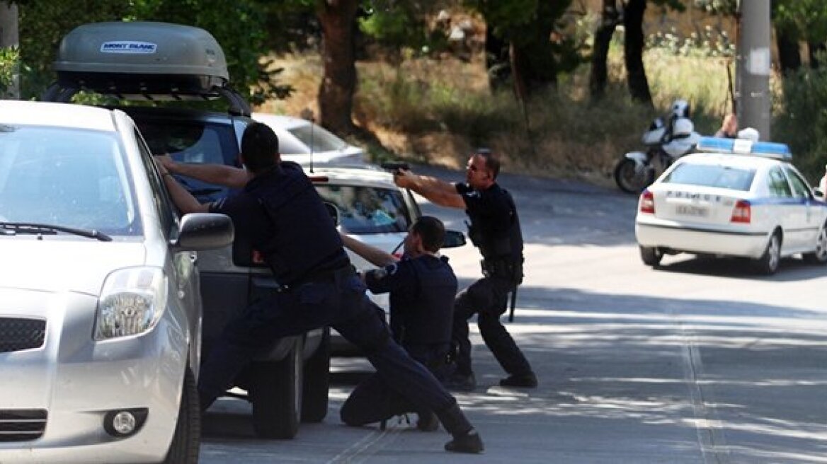 Συνελήφθησαν δύο καταζητούμενοι μετά από καταδίωξη στην Αθηνών-Πατρών