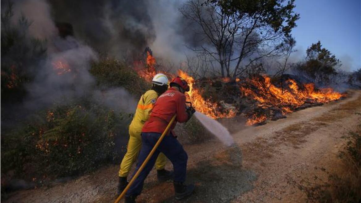 Έβδομος πυροσβέστης νεκρός στις μεγάλες φωτιές της Πορτογαλίας