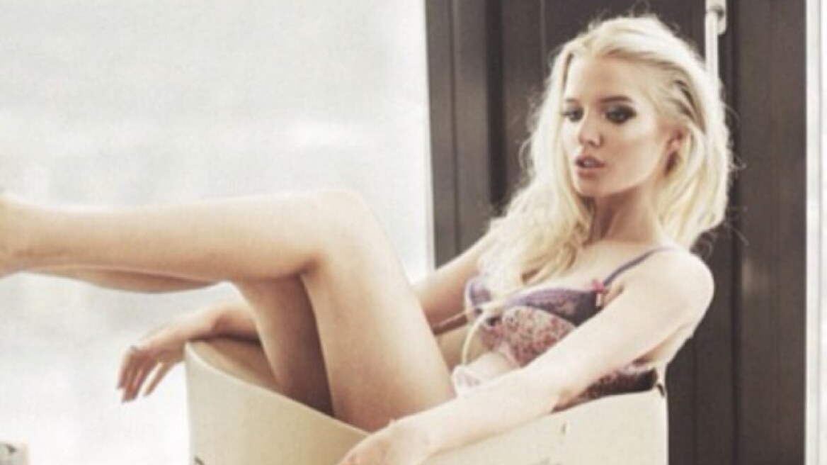 Η Helen Flanagan σε συσκευασία «δώρου»