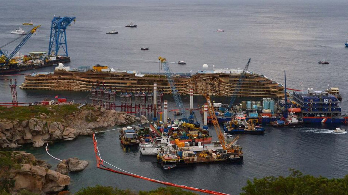 Ορθιο το Costa Concordia - Δείτε σε 30 δευτερόλεπτα την ανέλκυση