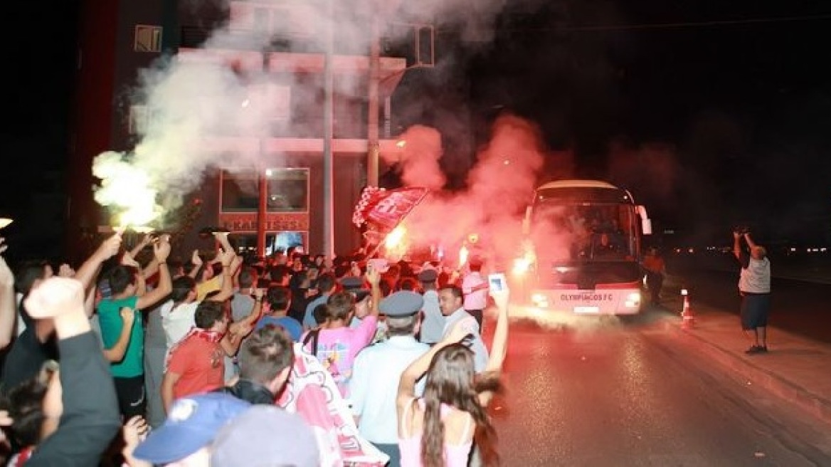 Έκαναν τη νύχτα... μέρα οι φίλαθλοι του Ολυμπιακού! 